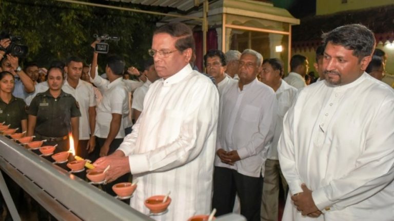 President joins the “Aaloka Poojawa” at Kelaniya Rajamahaviharaya temple