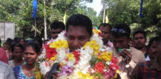 Rehabilitated LTTE cadres gives tearful send-off to the departing Army commander
