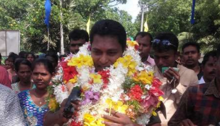 Rehabilitated LTTE cadres gives tearful send-off to the departing Army commander