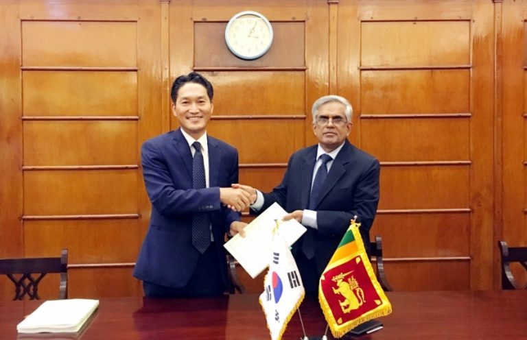Korea provides 190 garbage compactors to Sri Lanka