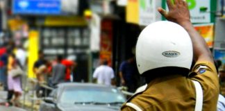 Traffic on Colombo-Kandy road due to accident at Weweldeniya