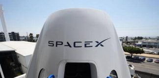 SpaceX announces new plan to send tourist around Moon
