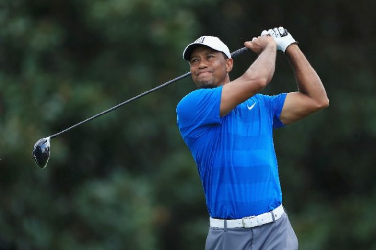 Woods takes three-shot lead at Tour Championship