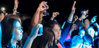 Uzbeks attend first electronic music fest by ravaged Aral Sea