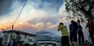 Huge blaze forces hundreds from homes in Tuscany