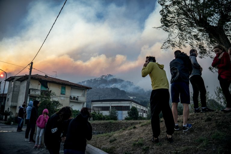 Huge blaze forces hundreds from homes in Tuscany