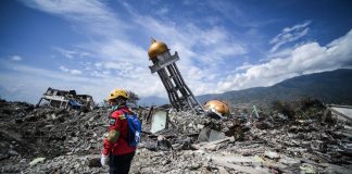 More bodies found as death toll from Indonesia quake nears 2000