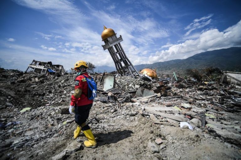 More bodies found as death toll from Indonesia quake nears 2000
