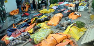 Quake-hit Indonesia starts burying dead in mass grave