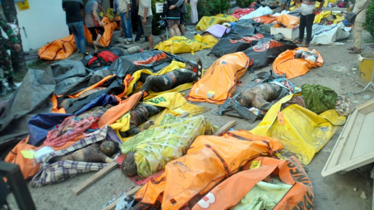 Quake-hit Indonesia starts burying dead in mass grave