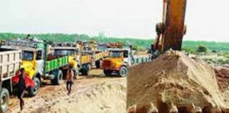 Illegal sand miner hits four police officers with tractor