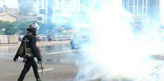 Water cannons fired at protesting teachers in Pelawatte