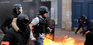Demonstrator loses hand at Paris ‘yellow vest’ march