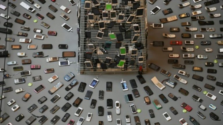 Cell phone ‘Tower of Babel’ highlights China e-waste problem