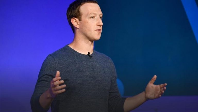 Zuckerberg sees Facebook future in private, small-scale messaging