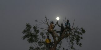 Protesters mass outside Sudan army complex