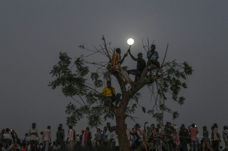 Protesters mass outside Sudan army complex