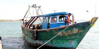 Navy arrests 4 Indian fishermen for poaching in SL waters