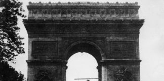 100 years ago, French daredevil flies under Arc de Triomphe
