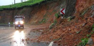 Traffic flow on Ginigathhena-Norton Bridge main road hampered