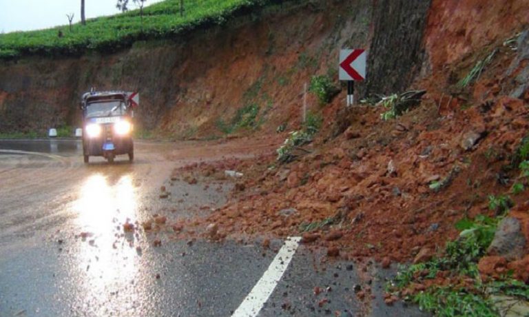 Traffic flow on Ginigathhena-Norton Bridge main road hampered