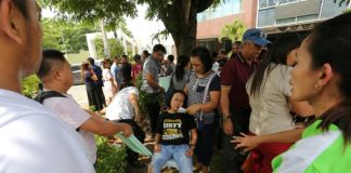 Strong quake kills one in south Philippines