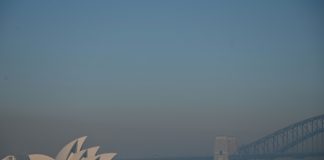 Smoke haze blankets Sydney as bushfire threat rises