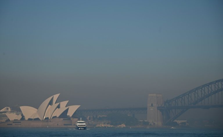 Smoke haze blankets Sydney as bushfire threat rises