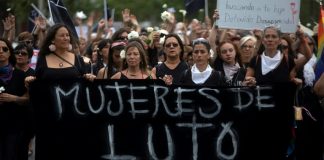 Thousands protest to maintain pressure on Chile government