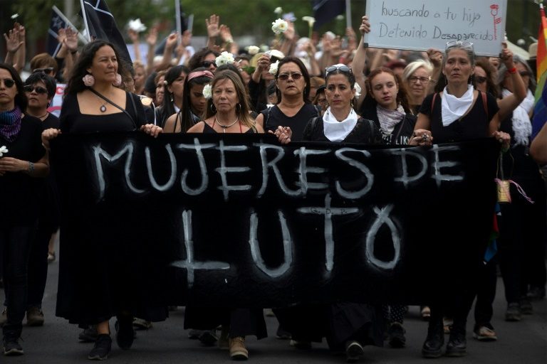 Thousands protest to maintain pressure on Chile government