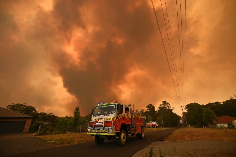 Bushfires reach Melbourne as heatwave fans Australia blazes
