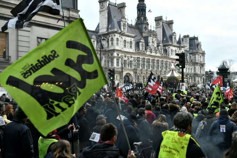 French government, unions exchange barbs in strike deadlock