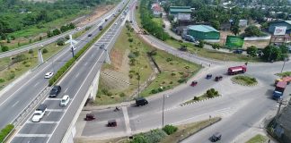 Traffic from Kandy to Colombo restricted to one lane near Kelani Bridge