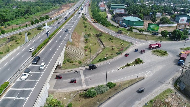 Traffic from Kandy to Colombo restricted to one lane near Kelani Bridge