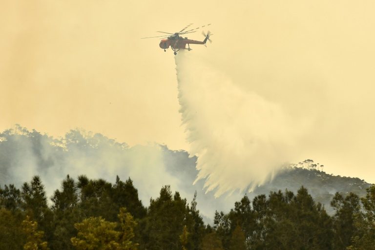 Australia orders evacuation of fire-ravaged towns before heatwave