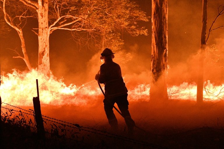 Australia scrambles to reach thousands stranded by bushfires