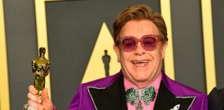 Pneumonia forces Elton John to cut short Auckland gig