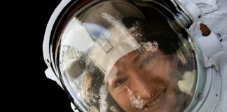 Record-breaking US astronaut returns to Earth