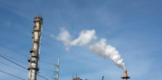 US oil rebounds, back in positive territory