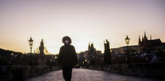 Global virus cases near million as US baby dies