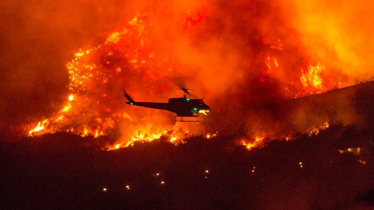 Helicopters rescue hundreds trapped by California wildfire
