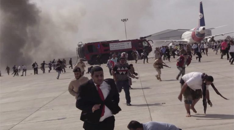 Blasts hit Yemen’s Aden airport as new unity government arrives (Photos)