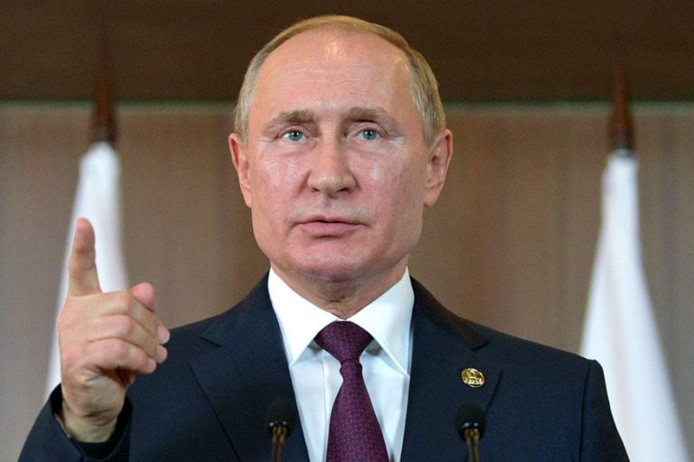 Ambassador Prof. M.D. Lamawansa presents credentials to President of the Russian Federation Vladimir Putin at the Kremlin