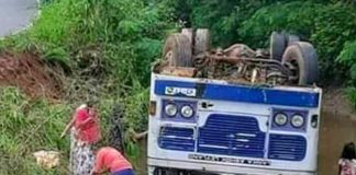 Bus falls to Parakrama Samudraya