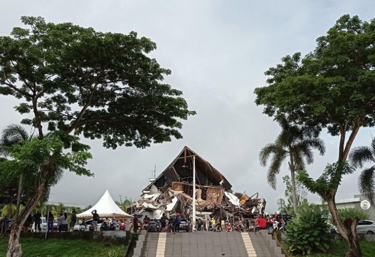 Strong quake in Indonesia’s Sulawesi kills at least seven, injures hundreds (Photos)
