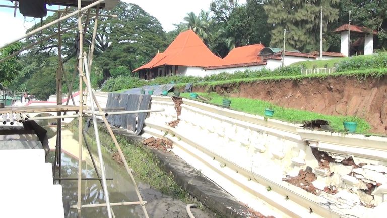 Wall at Dalada Maligawa collapses
