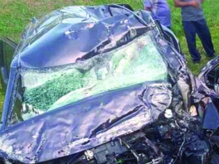 3 men dead after vehicle hits parapet wall