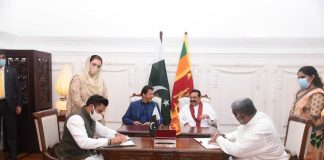 Imran Khan and Mahinda Rajapaksa hold bilateral talks (Photos)