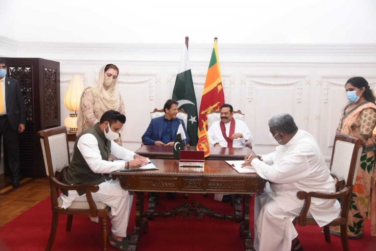 Imran Khan and Mahinda Rajapaksa hold bilateral talks (Photos)