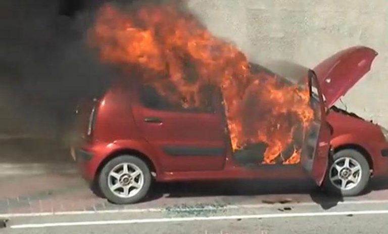 Car catches fire (Photo)
